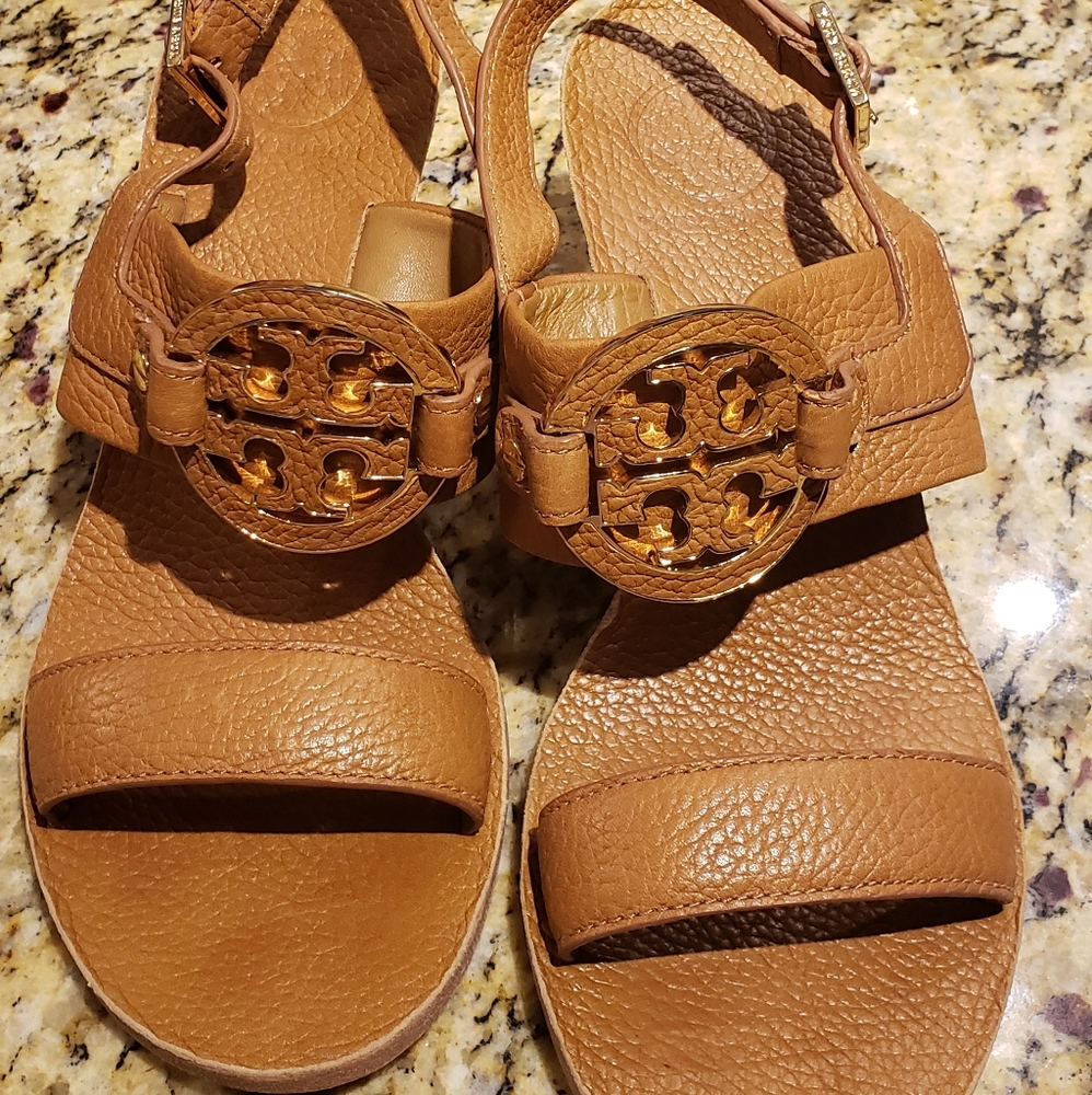 Toryburch Tan 6 1/2 like new.